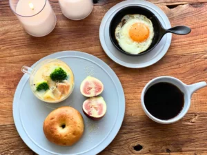 ベーグルと目玉焼き、いちじく、鮭の豆乳スープ、コーヒーの朝ごはんプレート