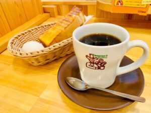 梅田のコメダ珈琲店のモーニング（トーストとゆで卵と珈琲）