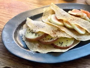 いちじくとさつまいもの甘煮のクレープとおしゃれなプレート