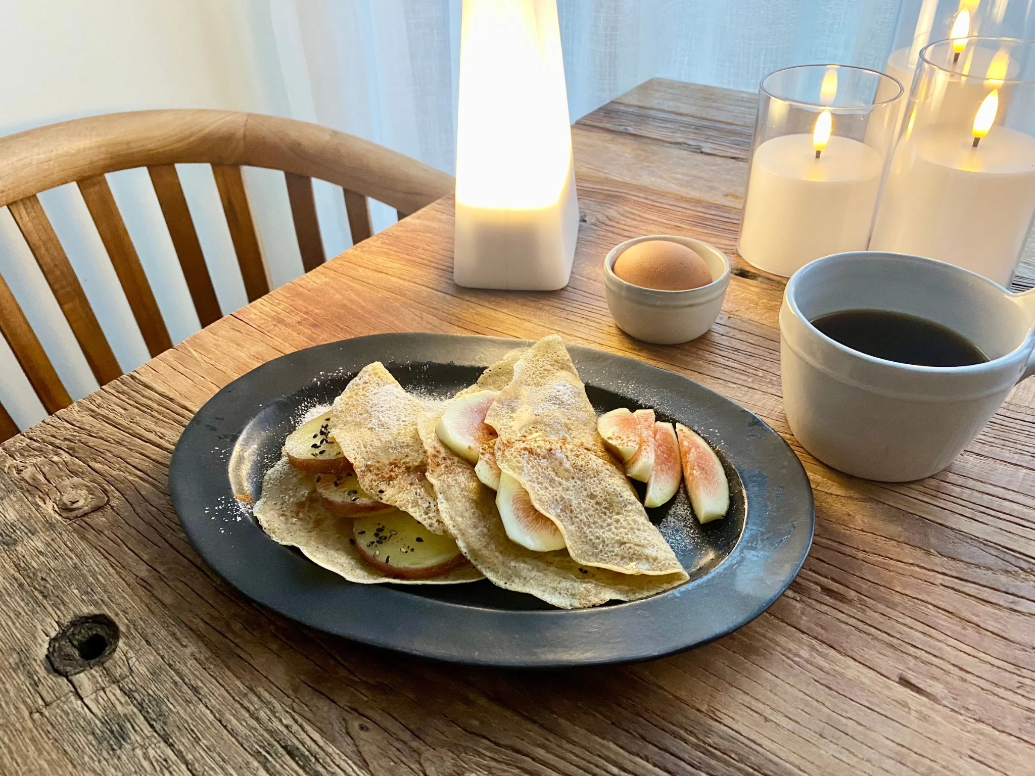 イチジクとサツマイモを挟んだライ麦クレープの朝ごはんとコーヒー