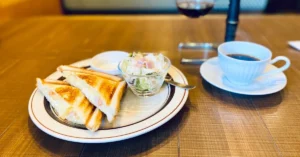 倉敷珈琲のモーニング　サイフォンとホットサンド