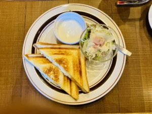 倉式珈琲のモーニング　ホットサンド（海老卵）