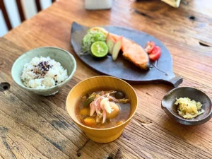 焼き鮭、ゆかりご飯、具沢山味噌汁の朝ごはんセット