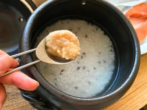 塩麹を加えて炊く前の土鍋ご飯