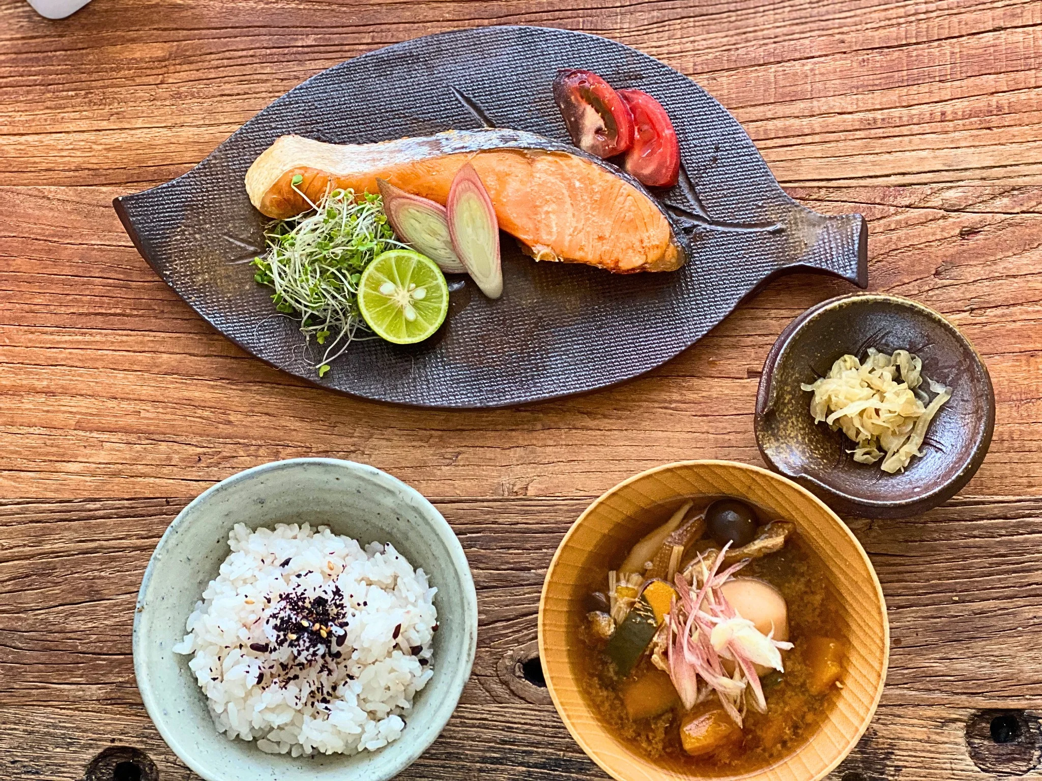 焼き鮭と具だくさん味噌汁、ゆかりご飯を揃えた和朝食プレート