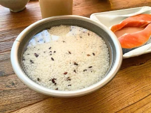 浸水させた雑穀入りのお米と鮭の切り身