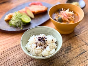 ゆかりごはんと具沢山の味噌汁、焼き鮭の朝食セット