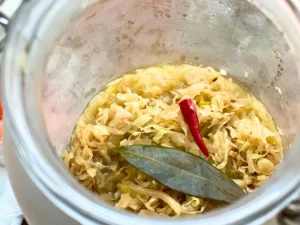 瓶に仕込んだ自家製ザワークラウト