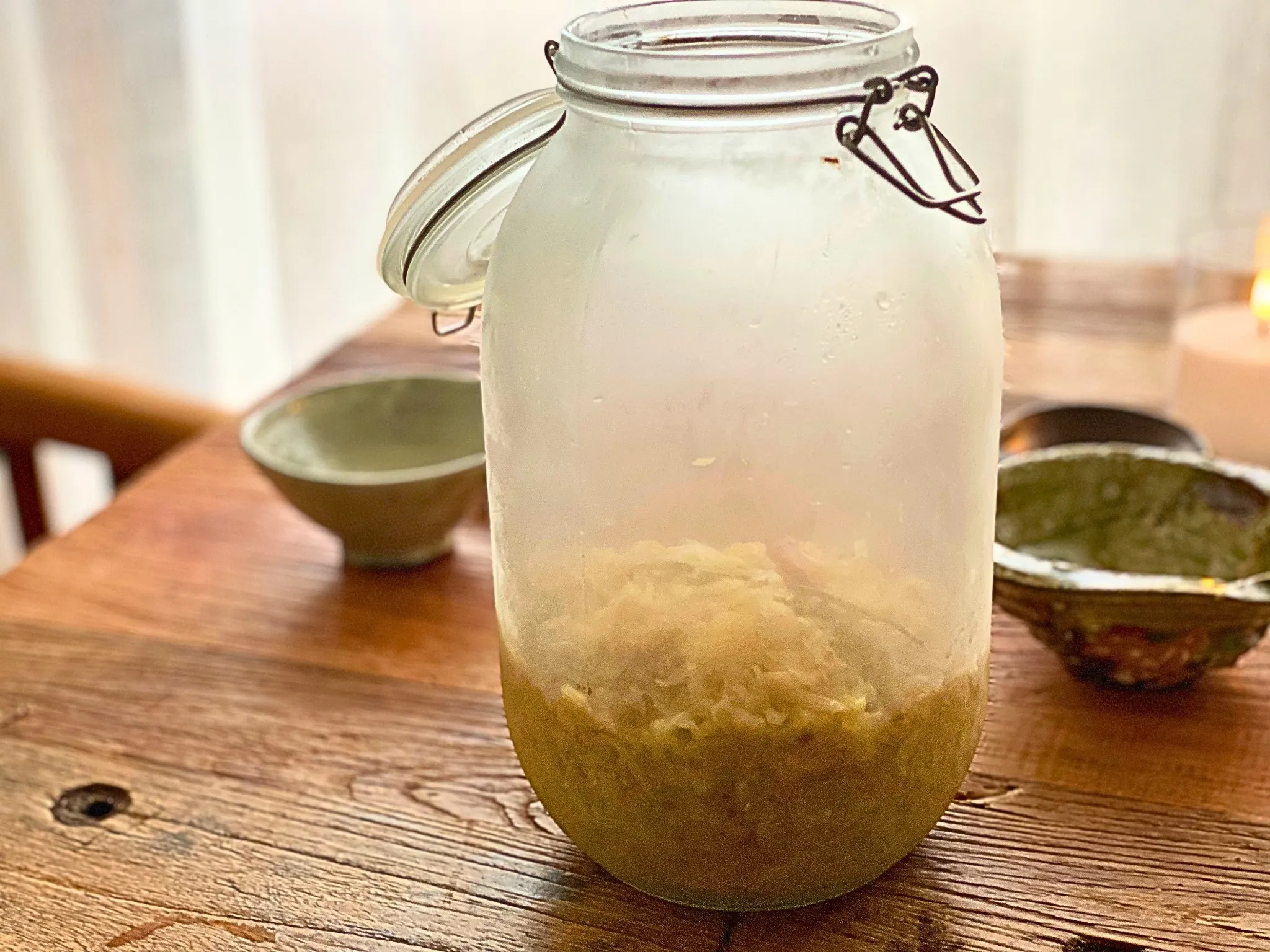 自家製のザワークラウトを瓶に仕込んだ様子