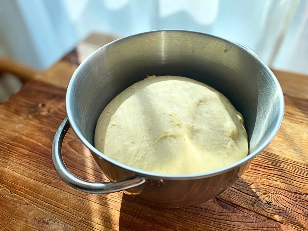 シンプルな丸パンの1次発酵　ふっくらと幸せな見た目