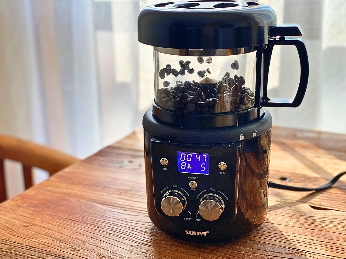 自家焙煎機でコーヒー豆を焙煎。朝の光に香りがのぼる。