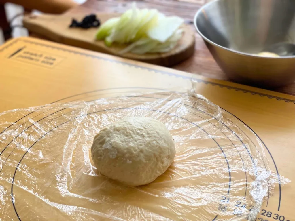 栗原はるみさんのこねないパン　ピザを作る