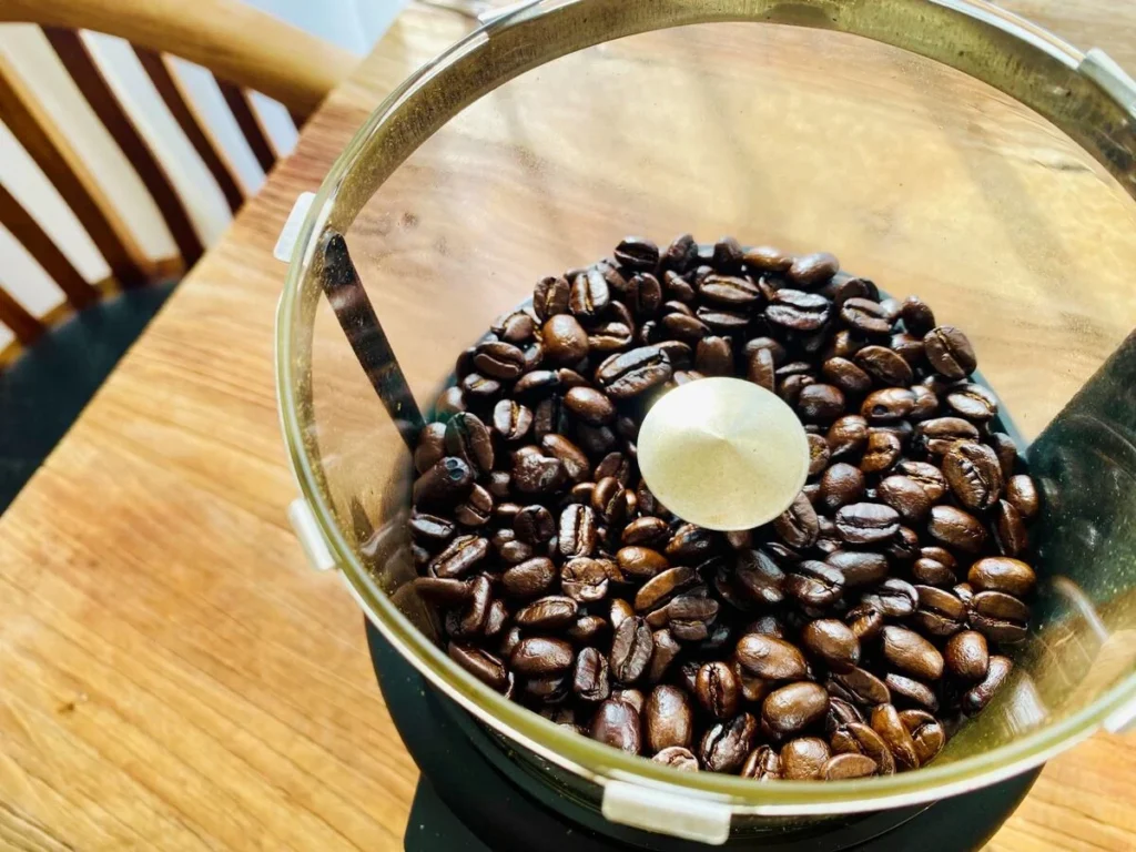 朝の食卓。湯気、コーヒー、やわらかな光。