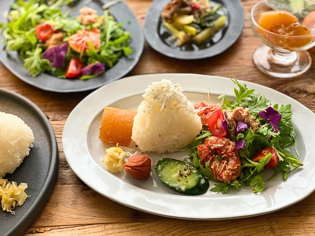おにぎりとおかずをのせたワンプレート朝食