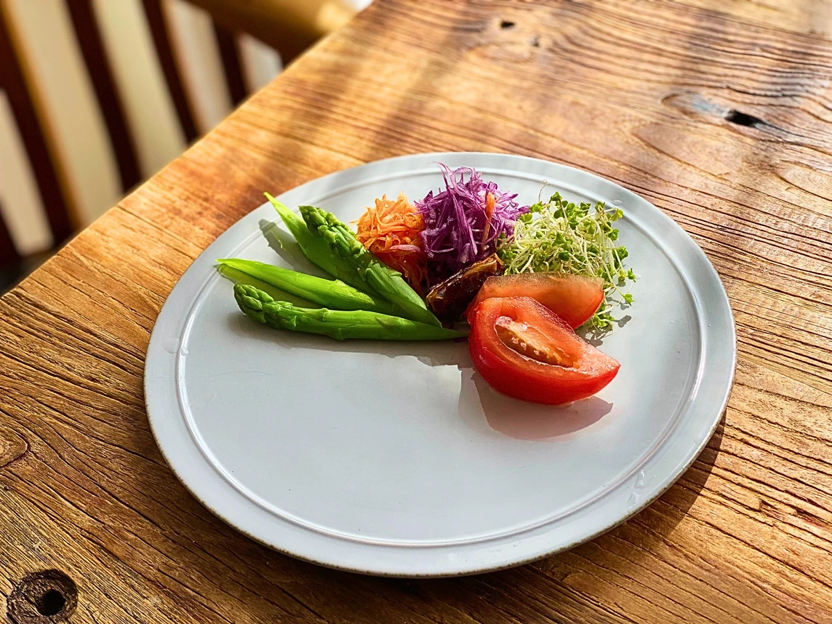 紫キャベツ、にんじん、スプラウト、アスパラ、トマトの彩り野菜。