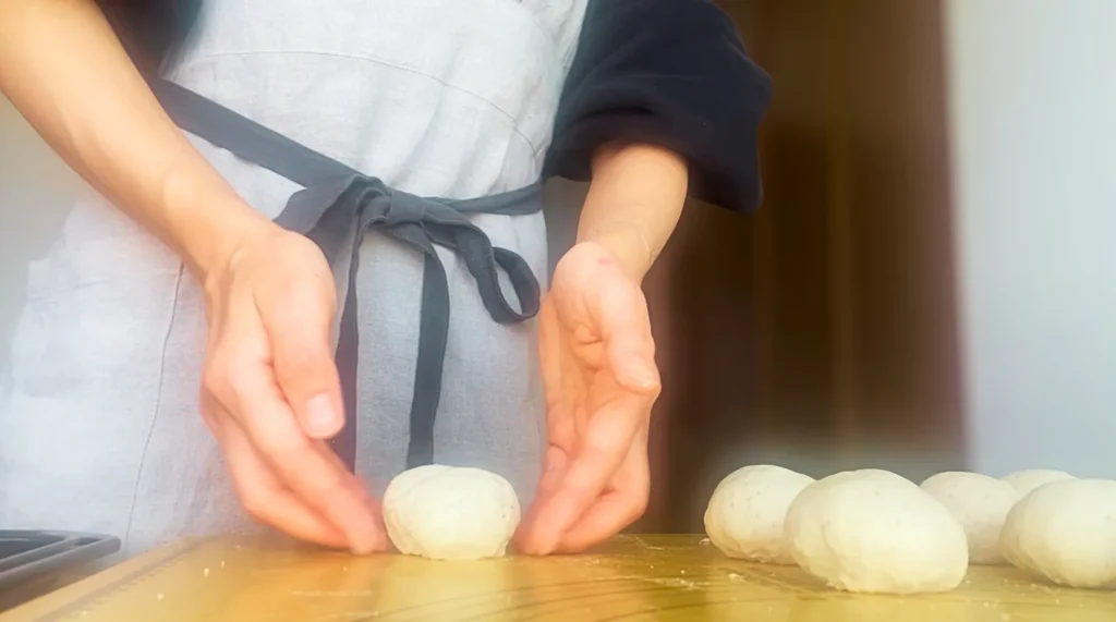 パンの成形中。双子パンにしているところ
