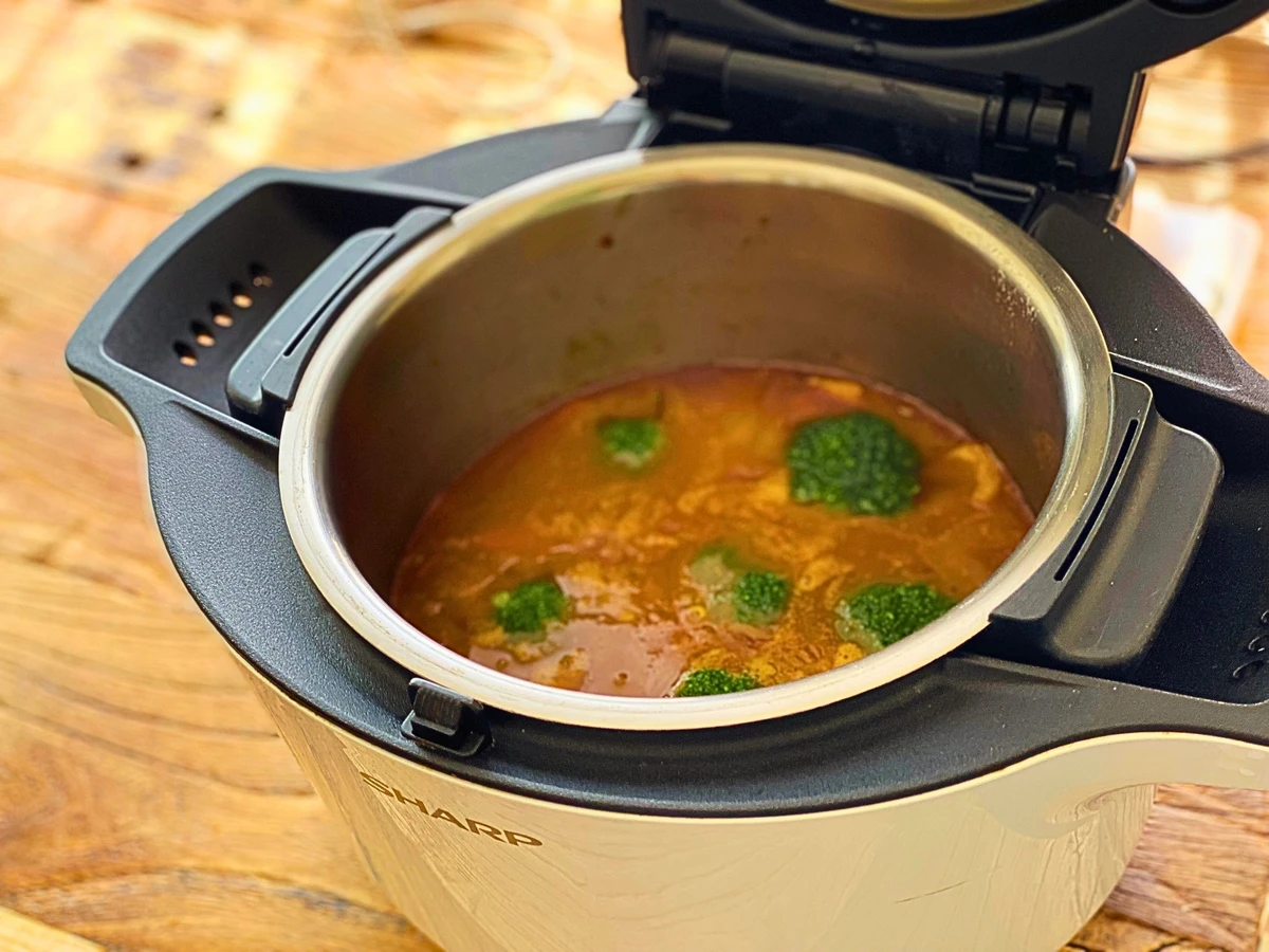 ホットクックの鍋で煮込まれたチキンのブラウンシチュー。