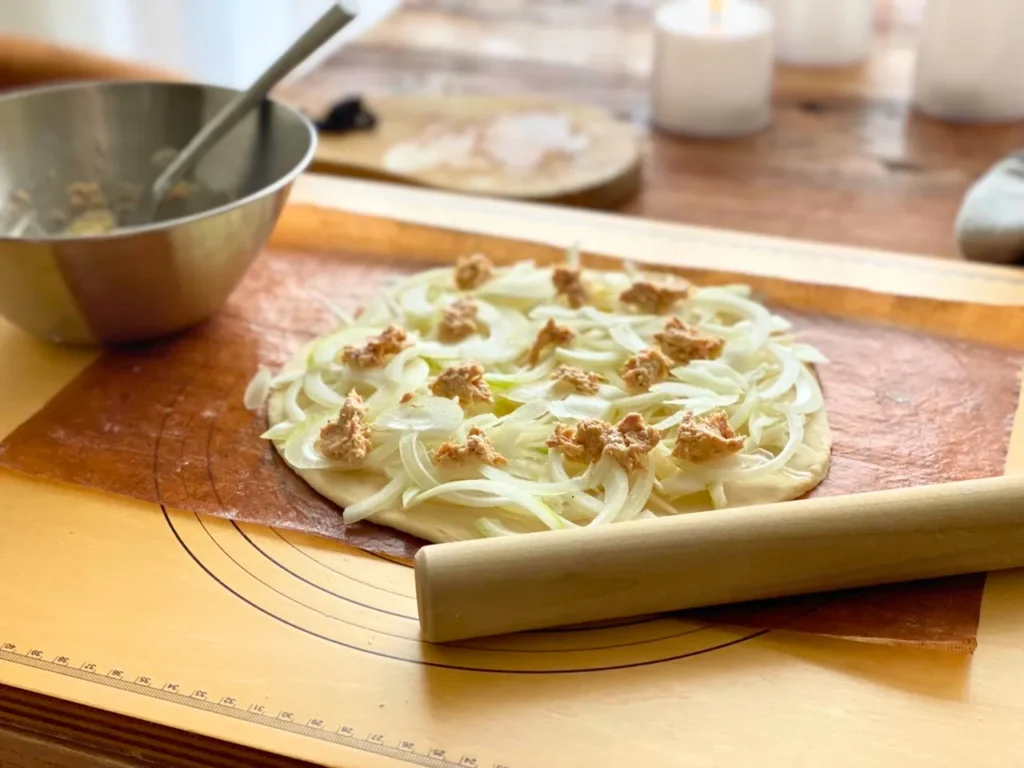 ピザ生地にオニオンとツナマヨを乗せた状態