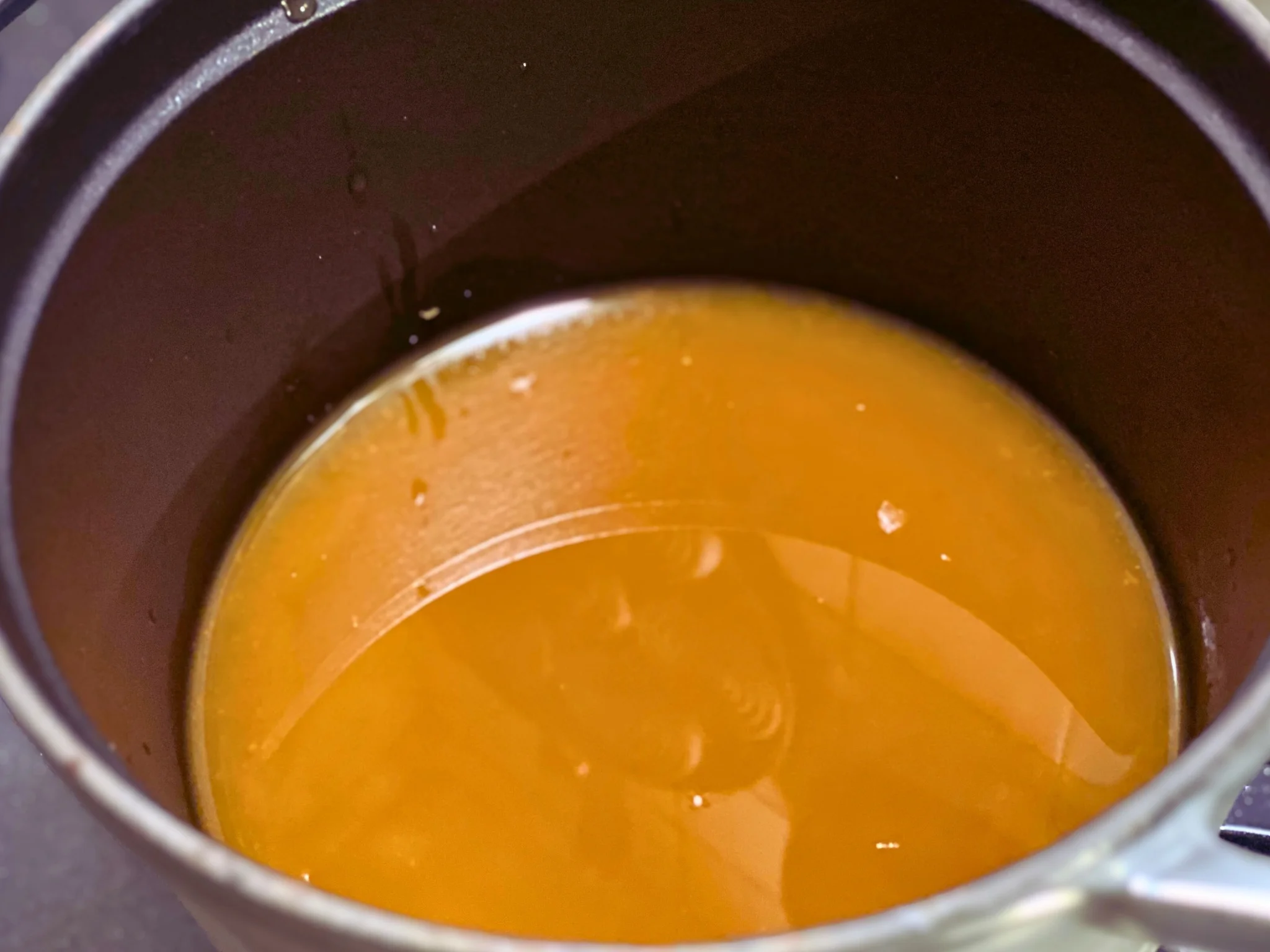 ソースを煮詰める様子