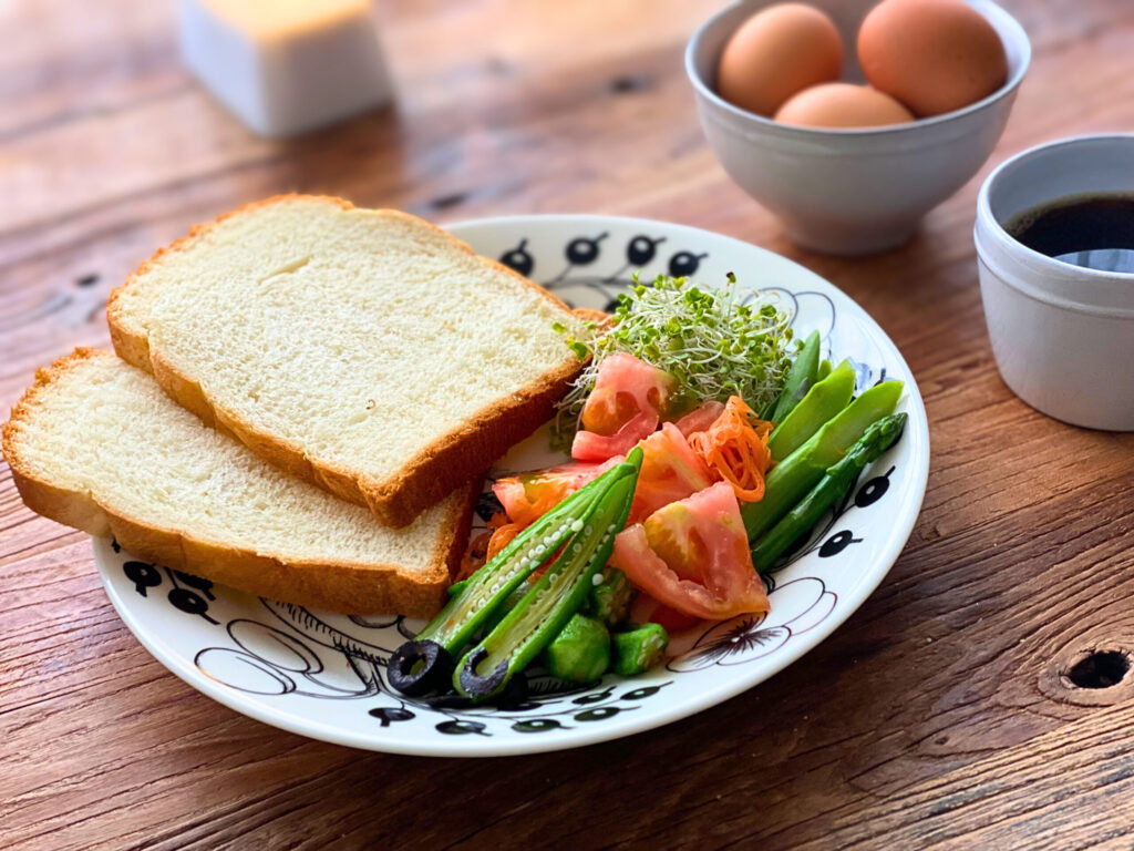 食パンとサラダの朝ごはんプレート