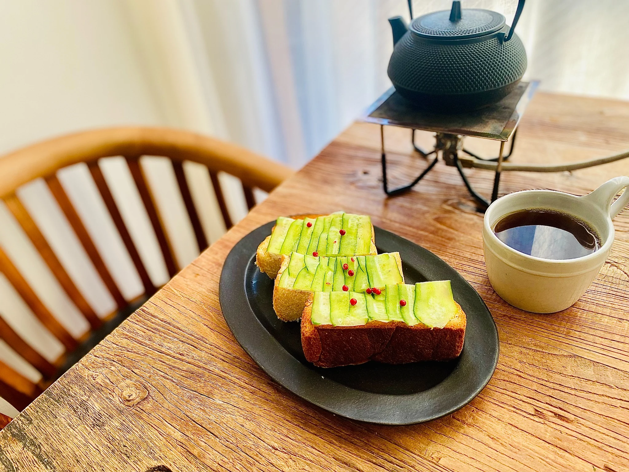 「冬の朝ごはん」 きゅうりとハーブクリームチーズのトースト