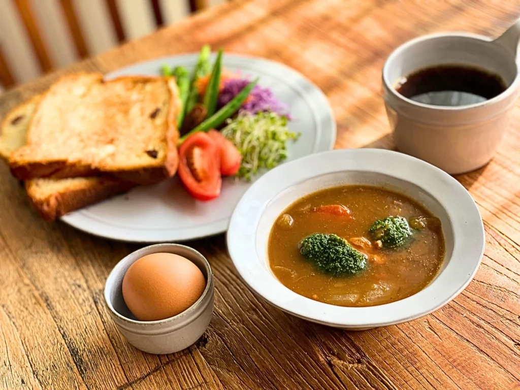 焙煎したコーヒーの香りが朝の空気にひろがる。