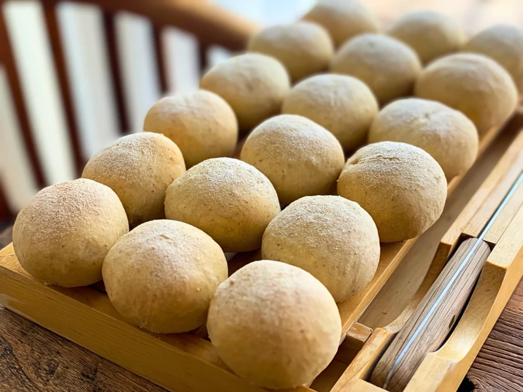 パンが焼き上がりました　16個、ブレッドボードに並んでいます