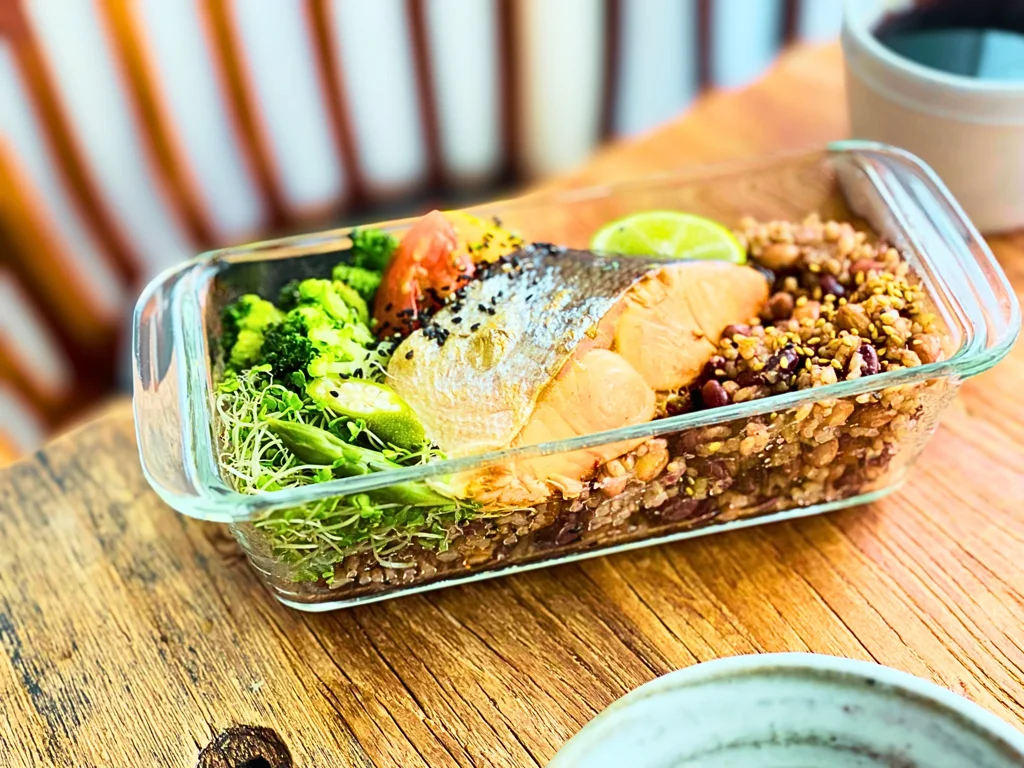 朝ごはんのついでにお弁当　塩麹と2種類の豆の玄米ご飯と焼き鮭