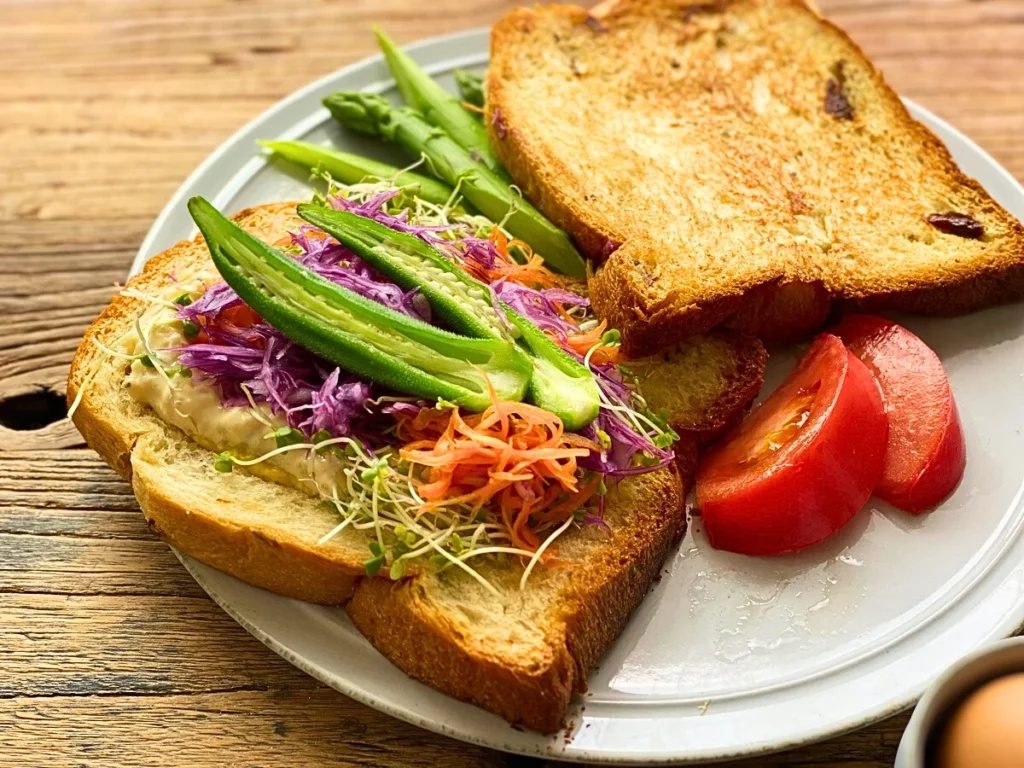 野菜を好きなだけ挟んだ、サラダサンド。