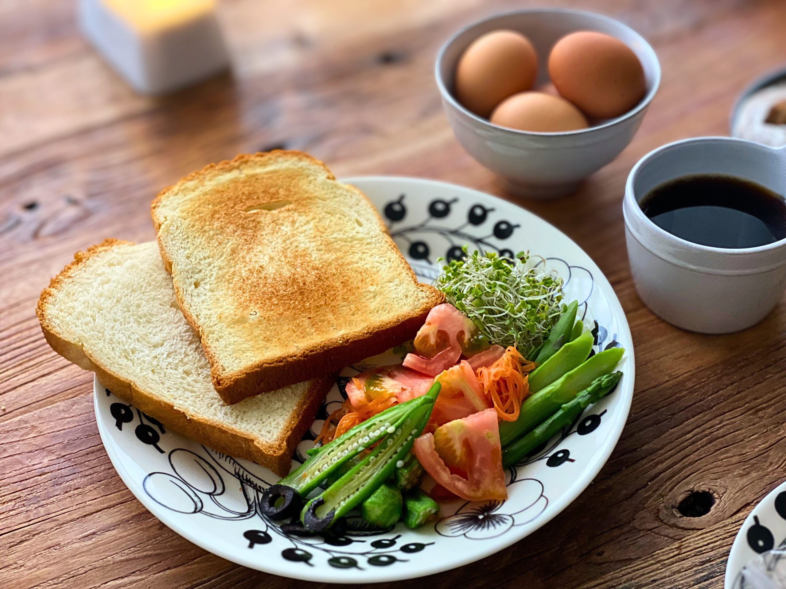 焼きたてトーストと彩り野菜、塩麹ドレッシングの朝ごはんプレート