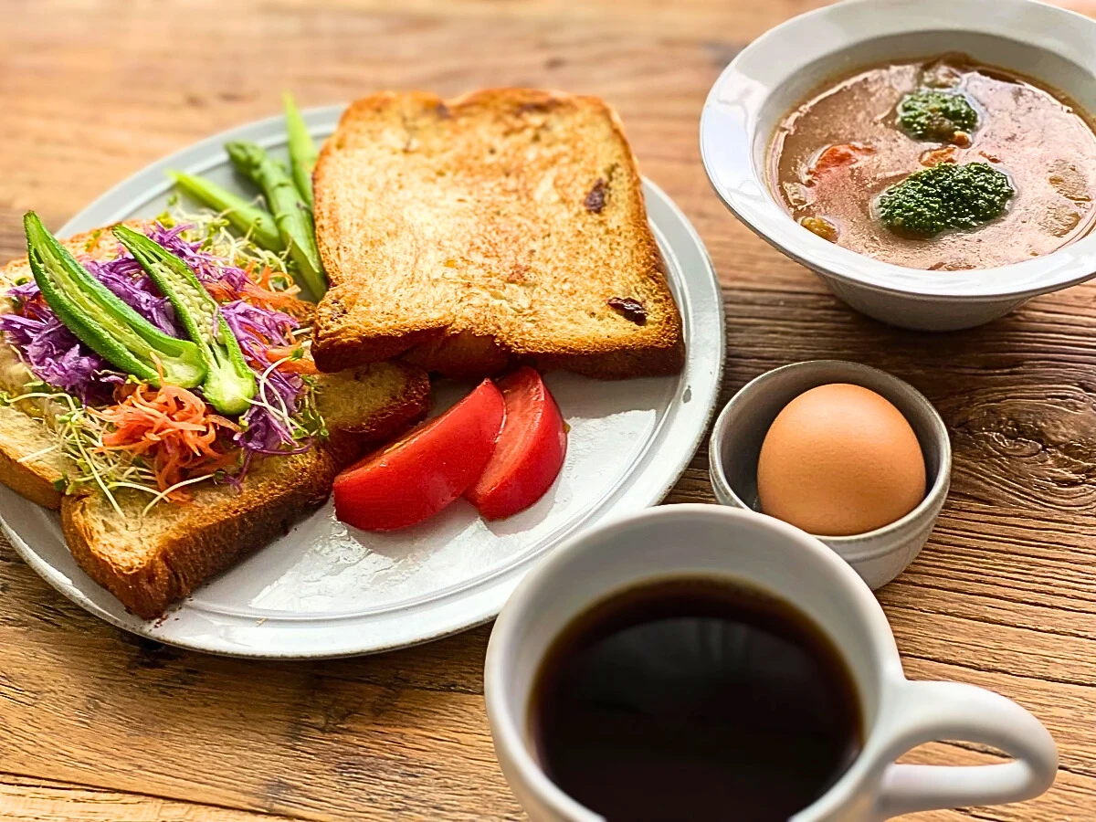 焙煎したのコーヒーの香りが、今日の始まりをやわらかく包みます