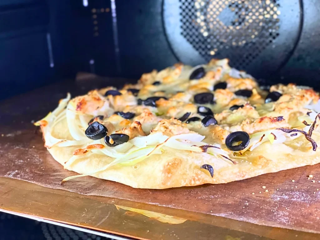 石窯オーブンと魔法の銅板で本格的なピザが焼き上がり