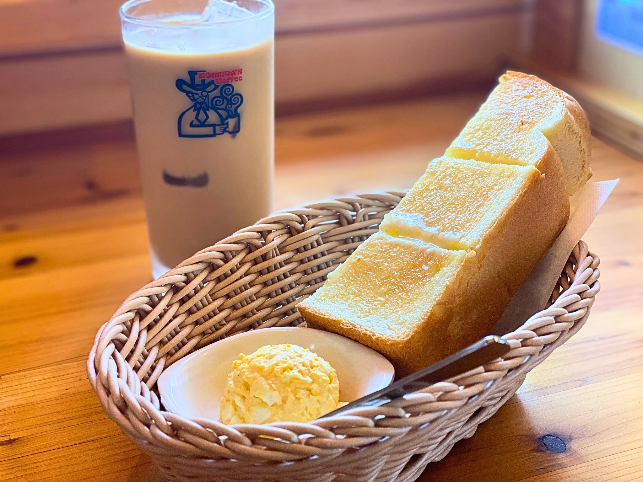 コメダ珈琲店のモーニングセット、アイスカフェオレとバタートースト、卵ペースト付き