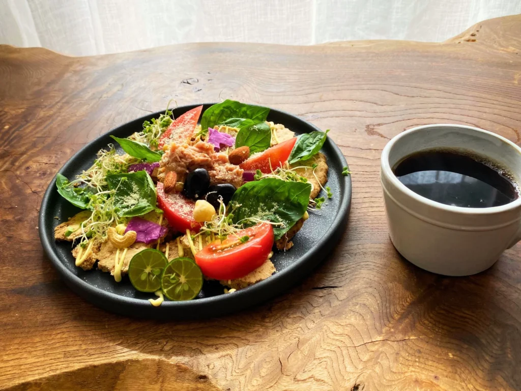 ツナとバジルとナッツのサラダ