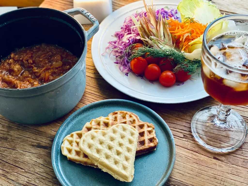 ワッフルとサラダ