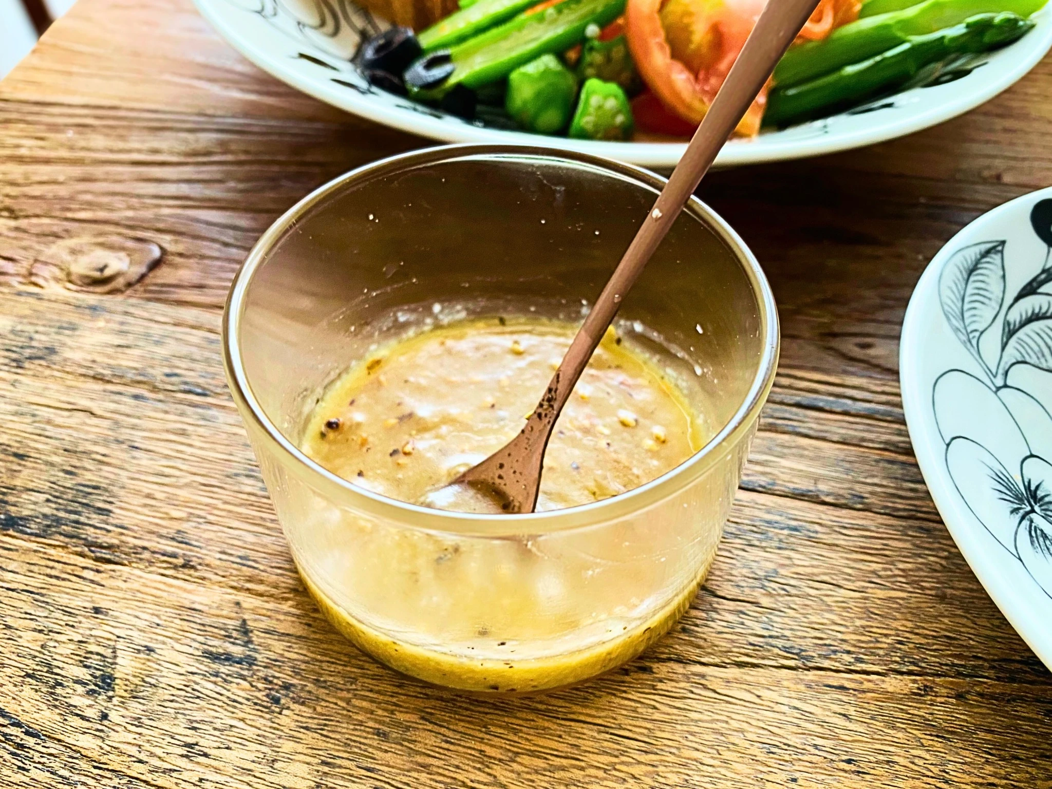 ちゃんと乳化した塩麹ドレッシングと朝ごはんの風景