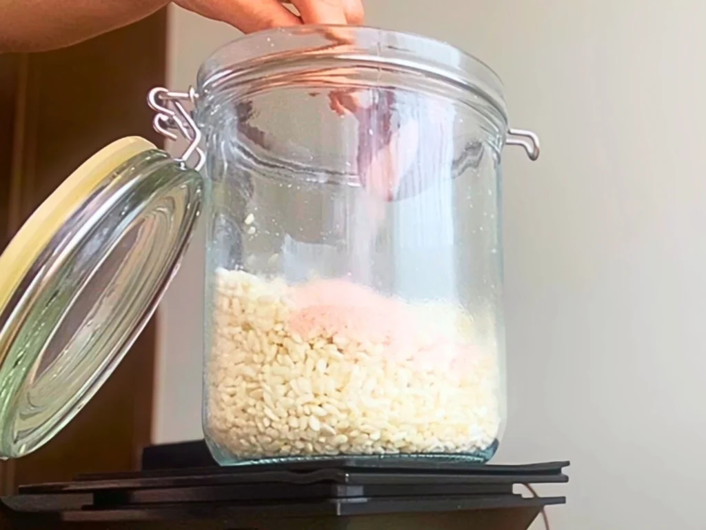 麹と塩を混ぜているところ