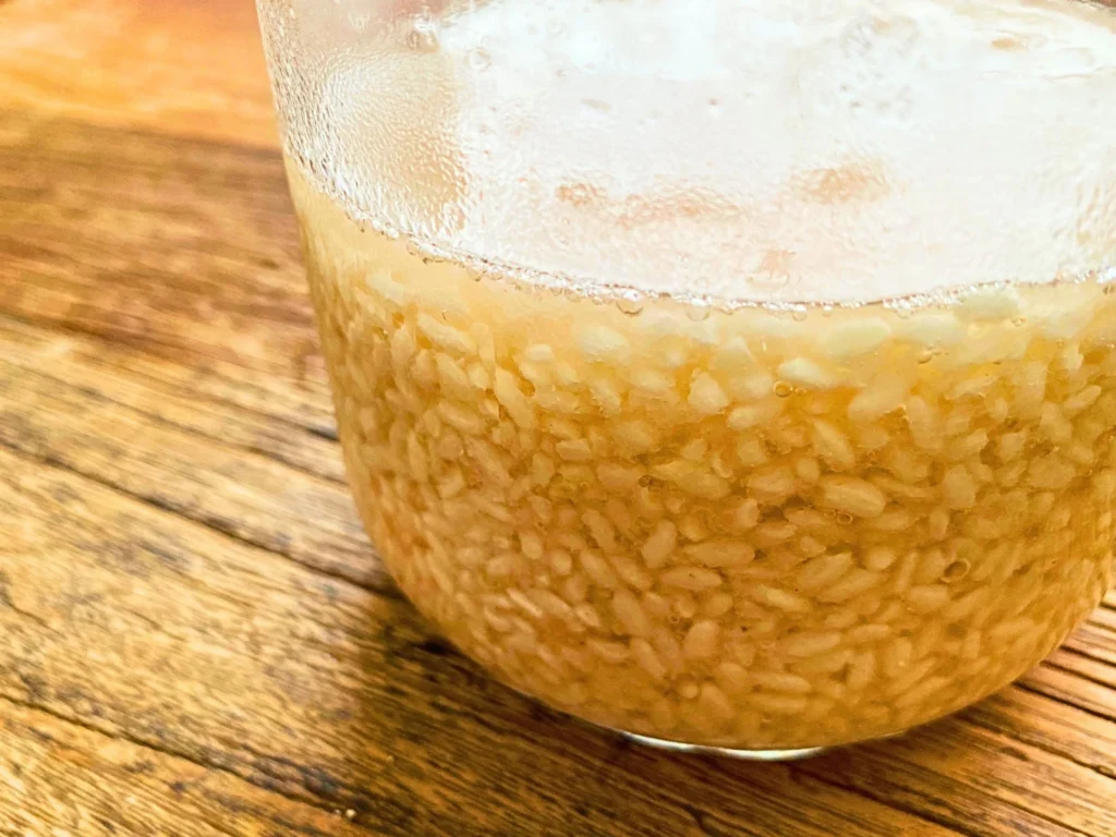 ボウルで塩麹を仕込み中