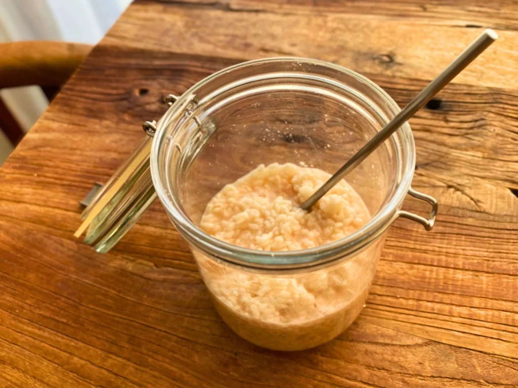 水を加えて塩麹を混ぜる様子