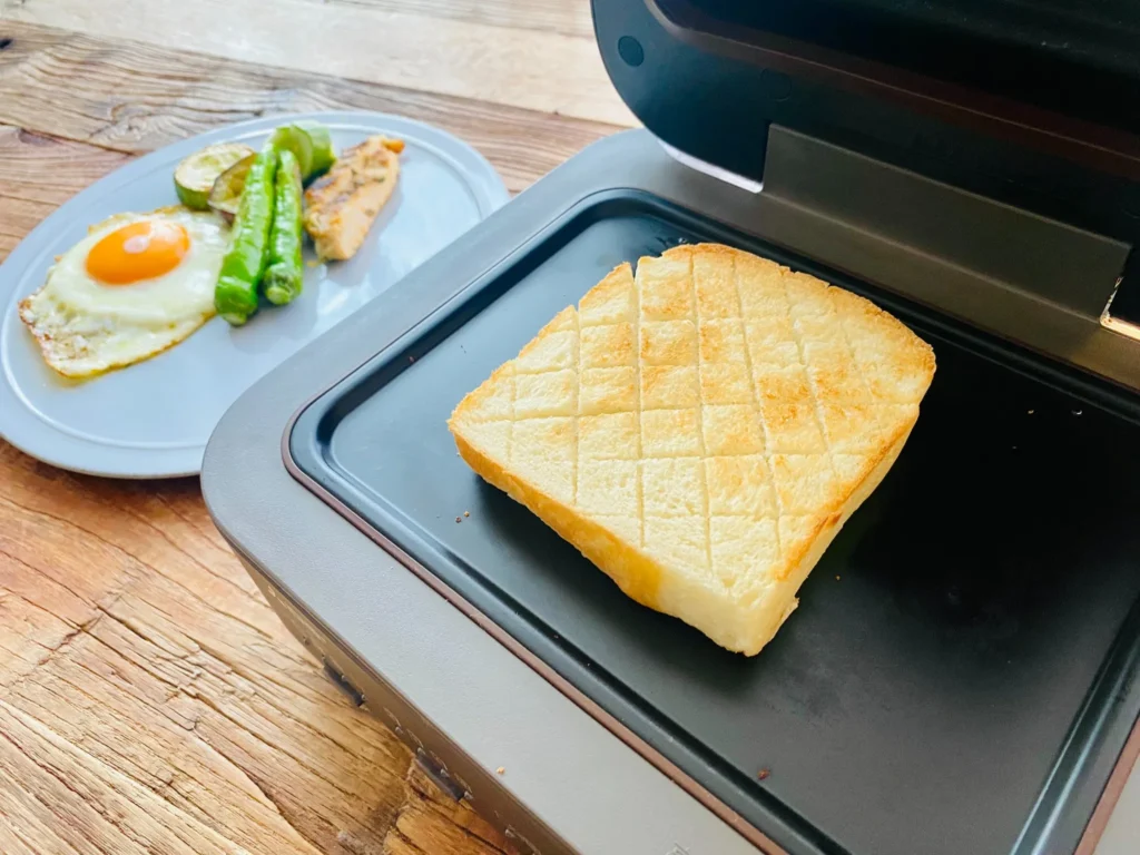 格子状の焼き目のついた厚切りトーストとワンプレート朝食