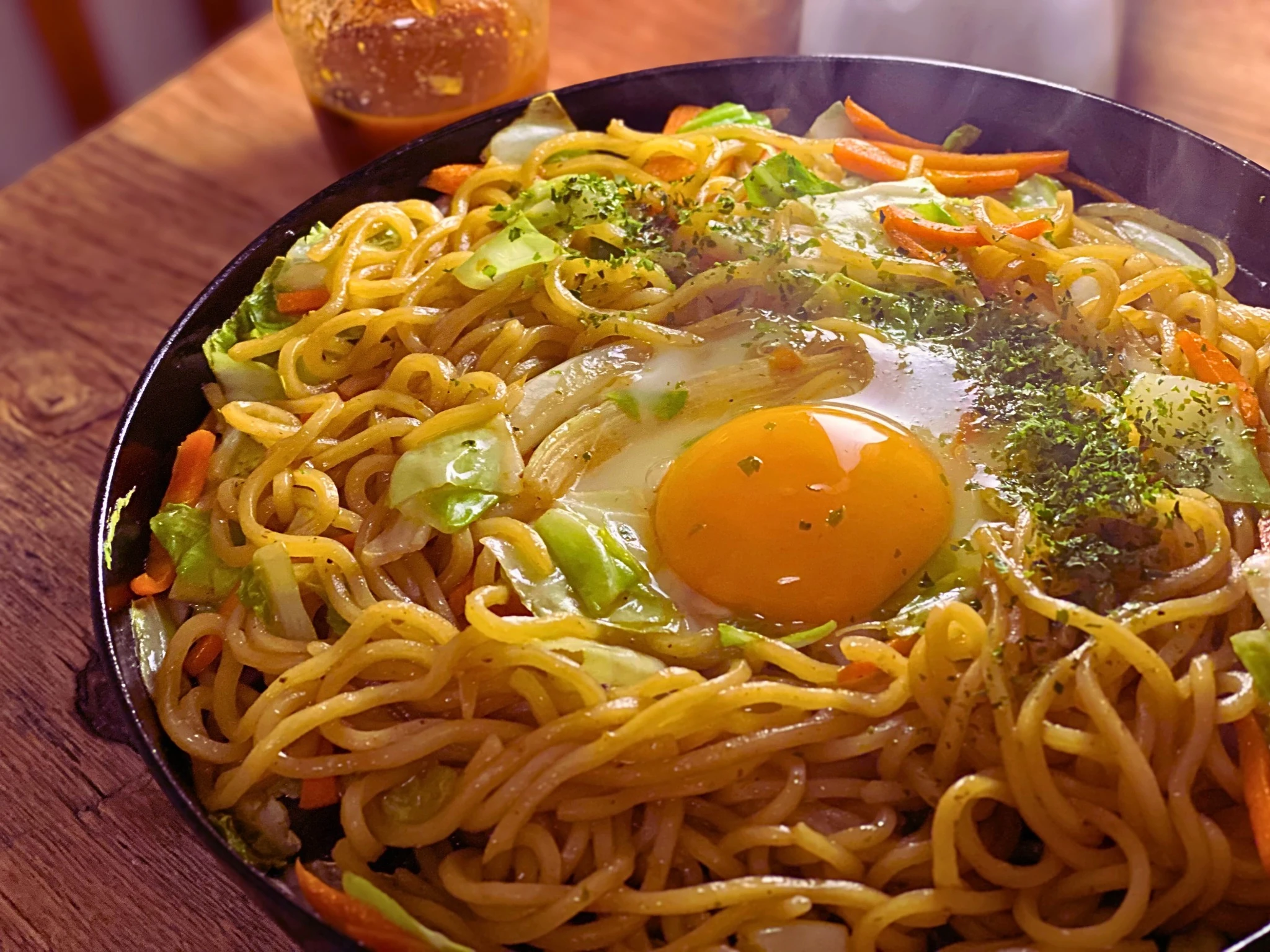 柿ウスターソースの焼きそば／卵のせ