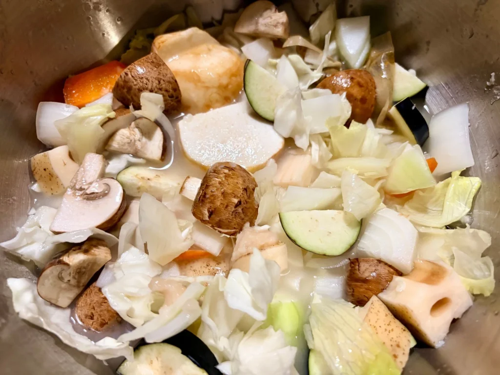 季節の野菜たっぷりのスープは夜に仕込みました