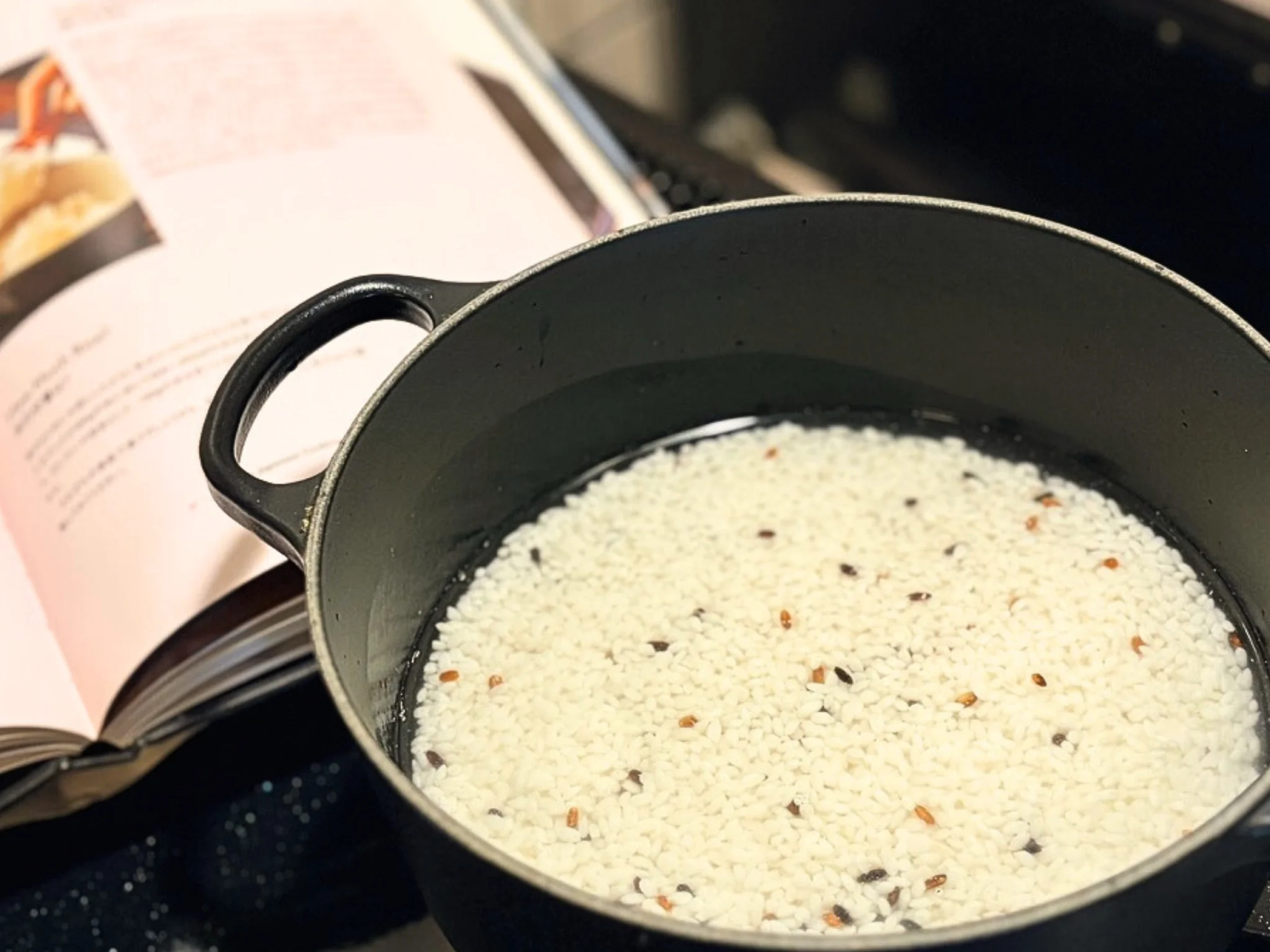 鍋で米を炊いている途中、湯気が立ち上る様子