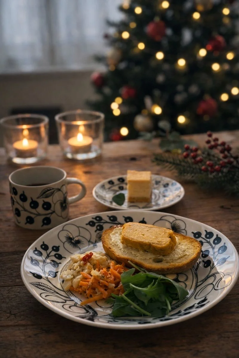 まだ暗い朝、クリスマスツリーの灯りのそばで静かに整えた朝ごはん