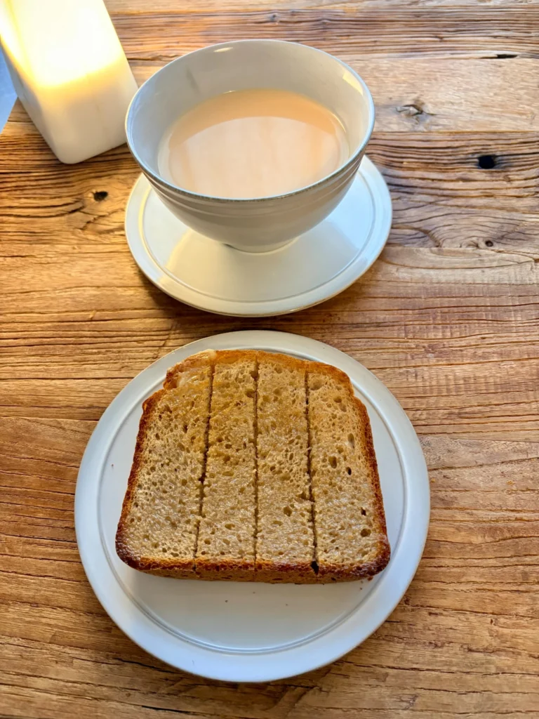 ハニーバタートーストとミルクティーの朝ごはん