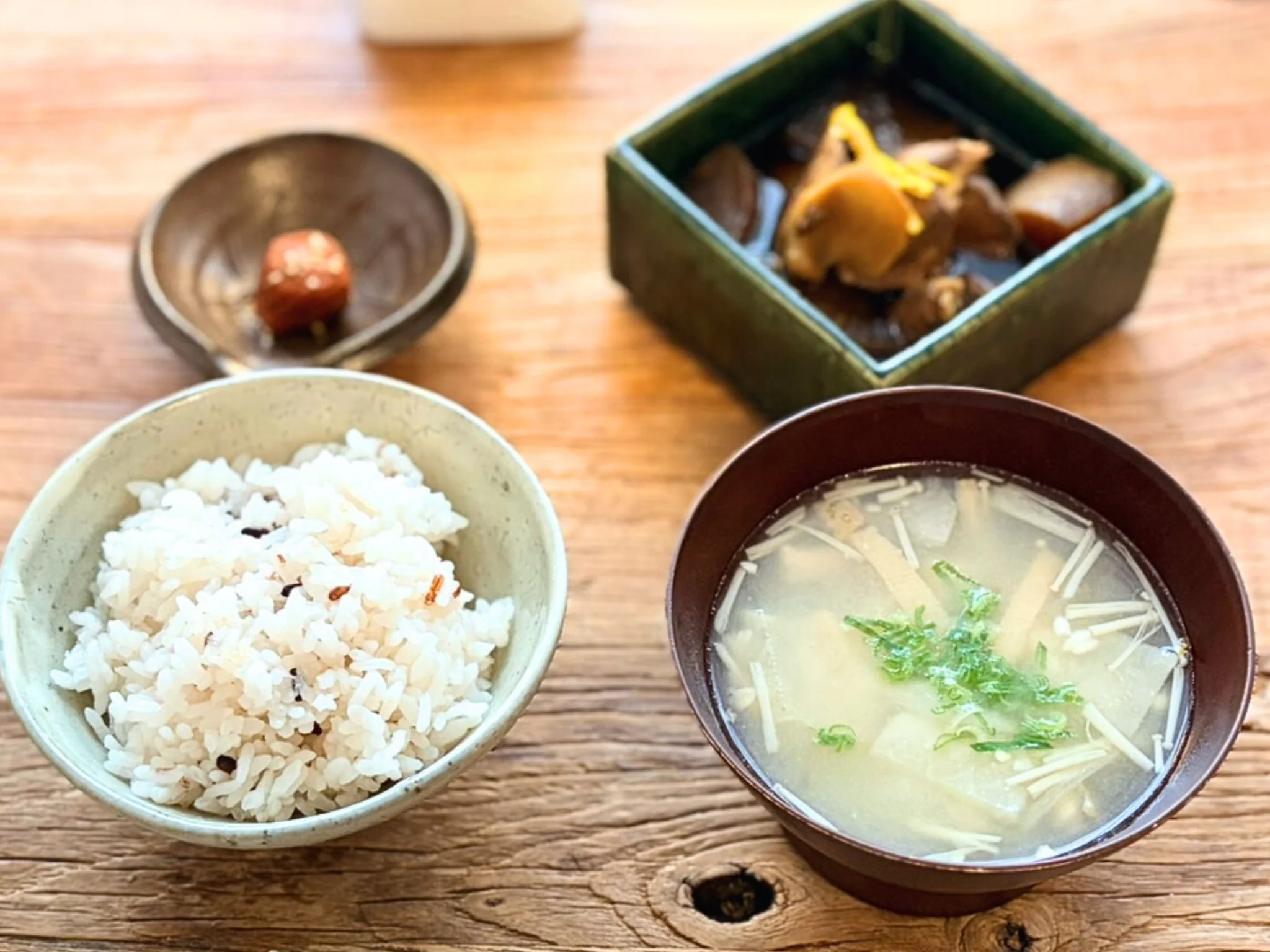 炊きたてごはんと味噌汁、ぶり大根の朝食
