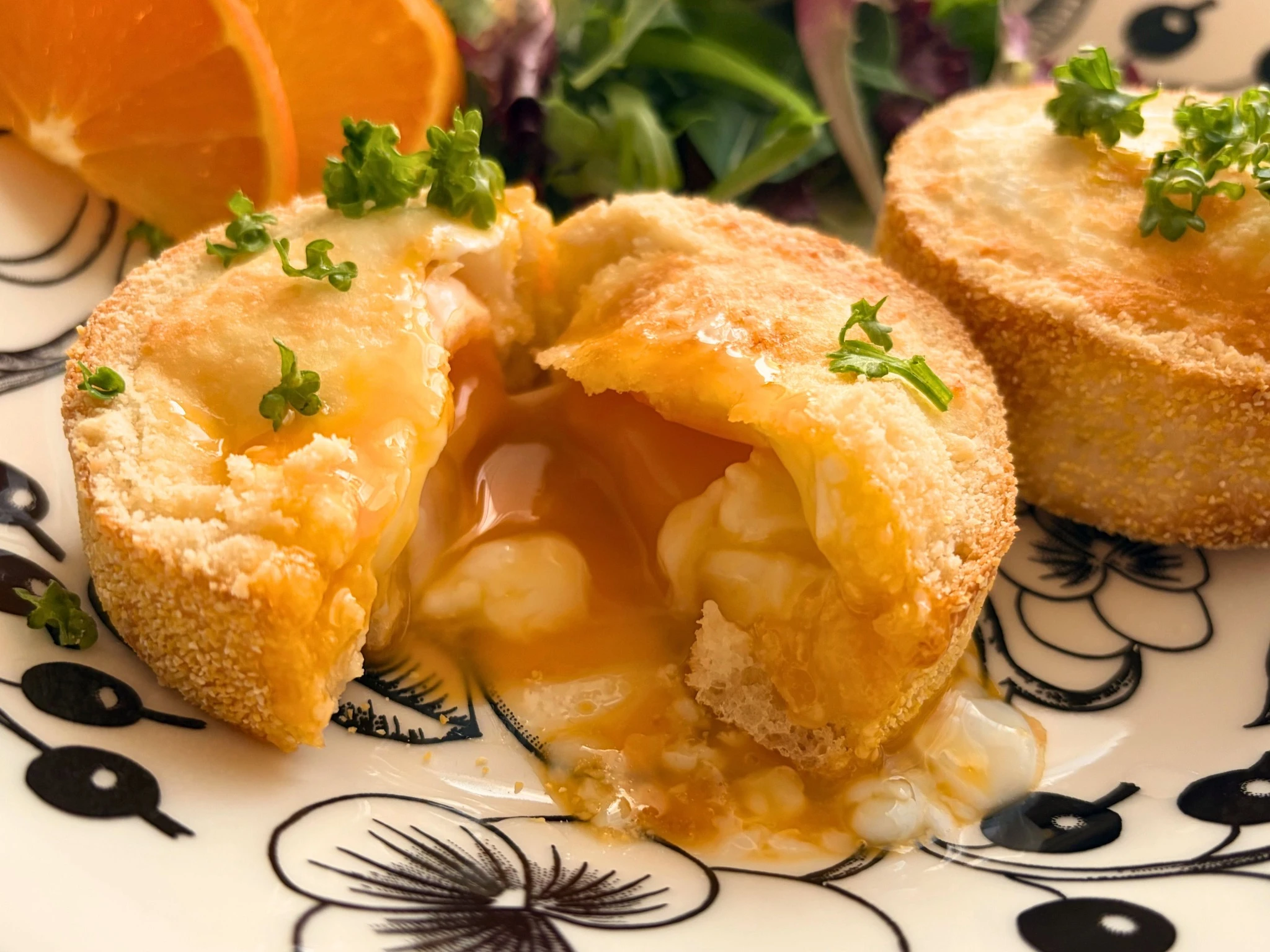 焼き上がったエッグマフィンの断面