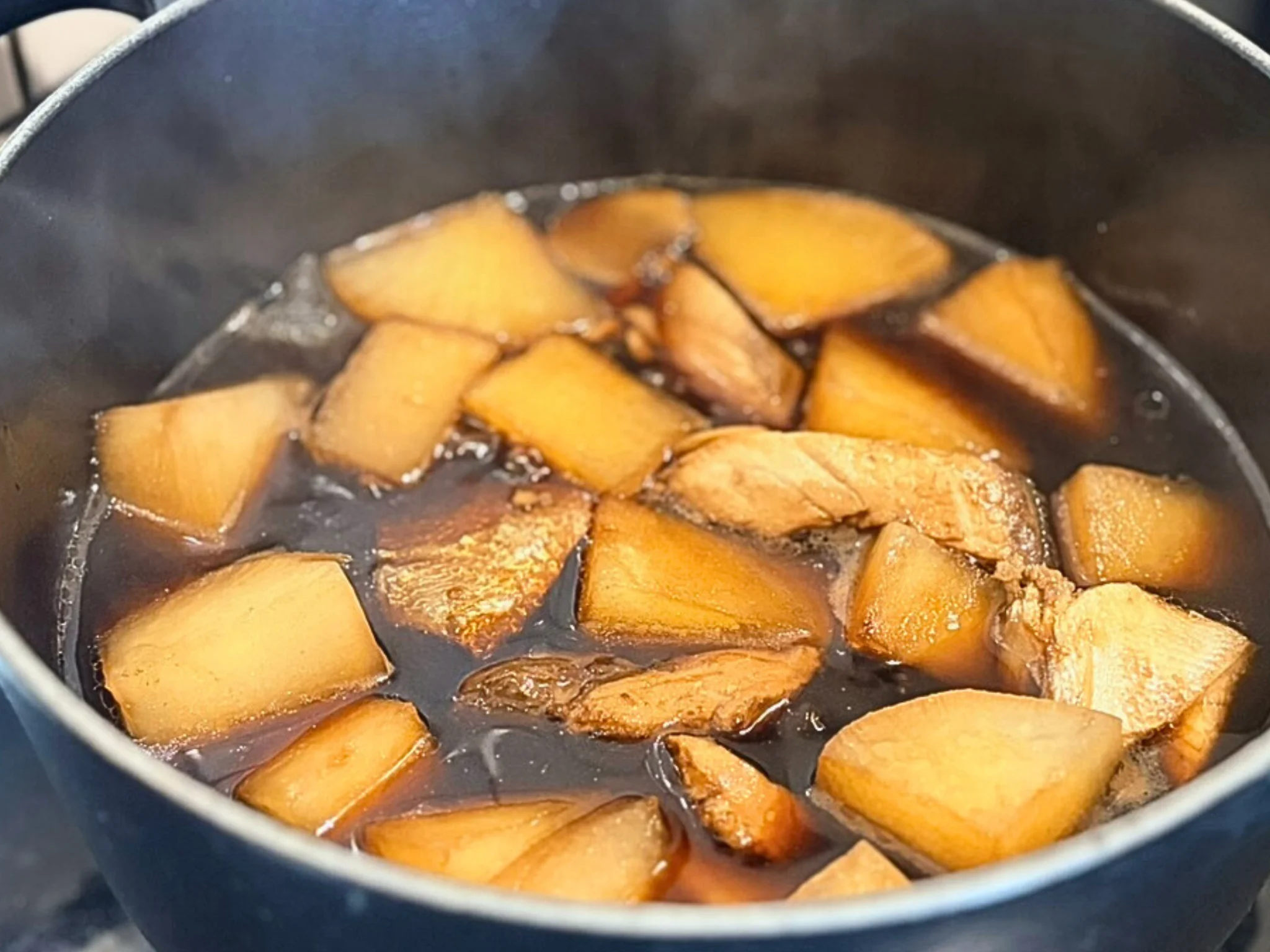 冬の台所で丁寧に煮た、べっこう色のぶり大根