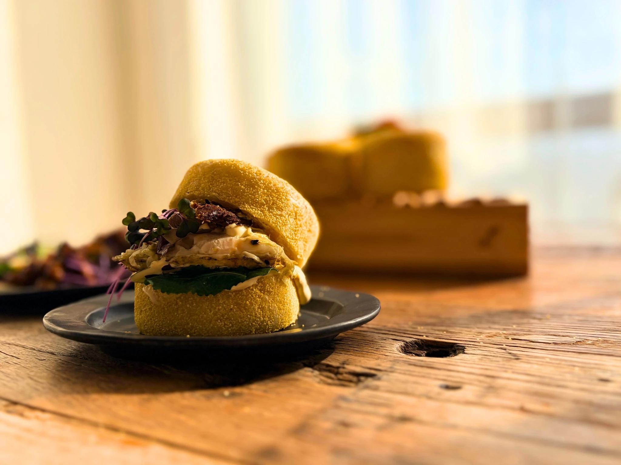 具材を挟みきれないイングリッシュマフィンの試作品