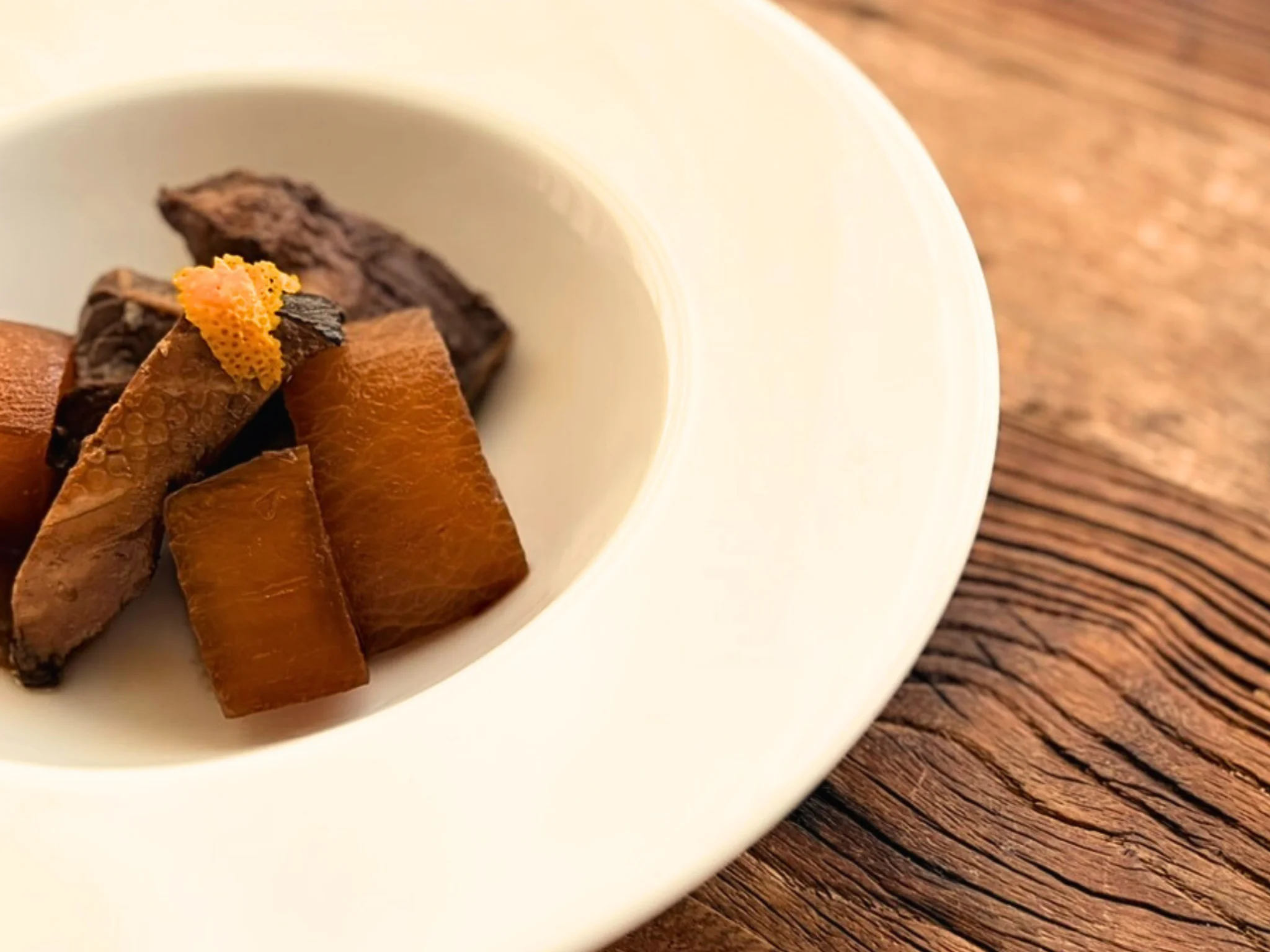 柚子を添えたぶり大根の味見皿